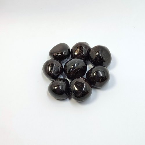 Garnet polished tumblestone.